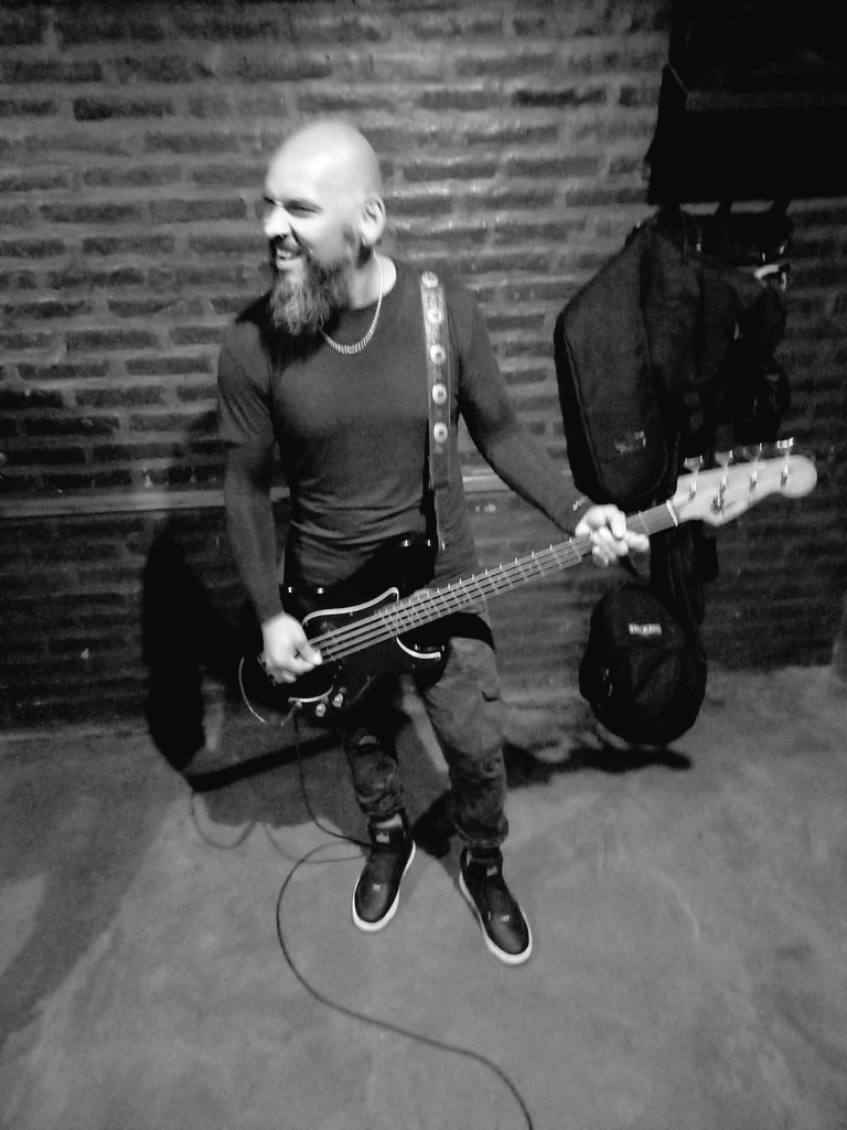 FELIZ CUMPLEAÑOS JUANMA

 HOY FESTEJAMOS CON NUESTRO BASS PLAYER UNA VUELTA MAS AL SOL. QUE LO DISFRUTES Y LA PASES A PURO ROCK Y METAL