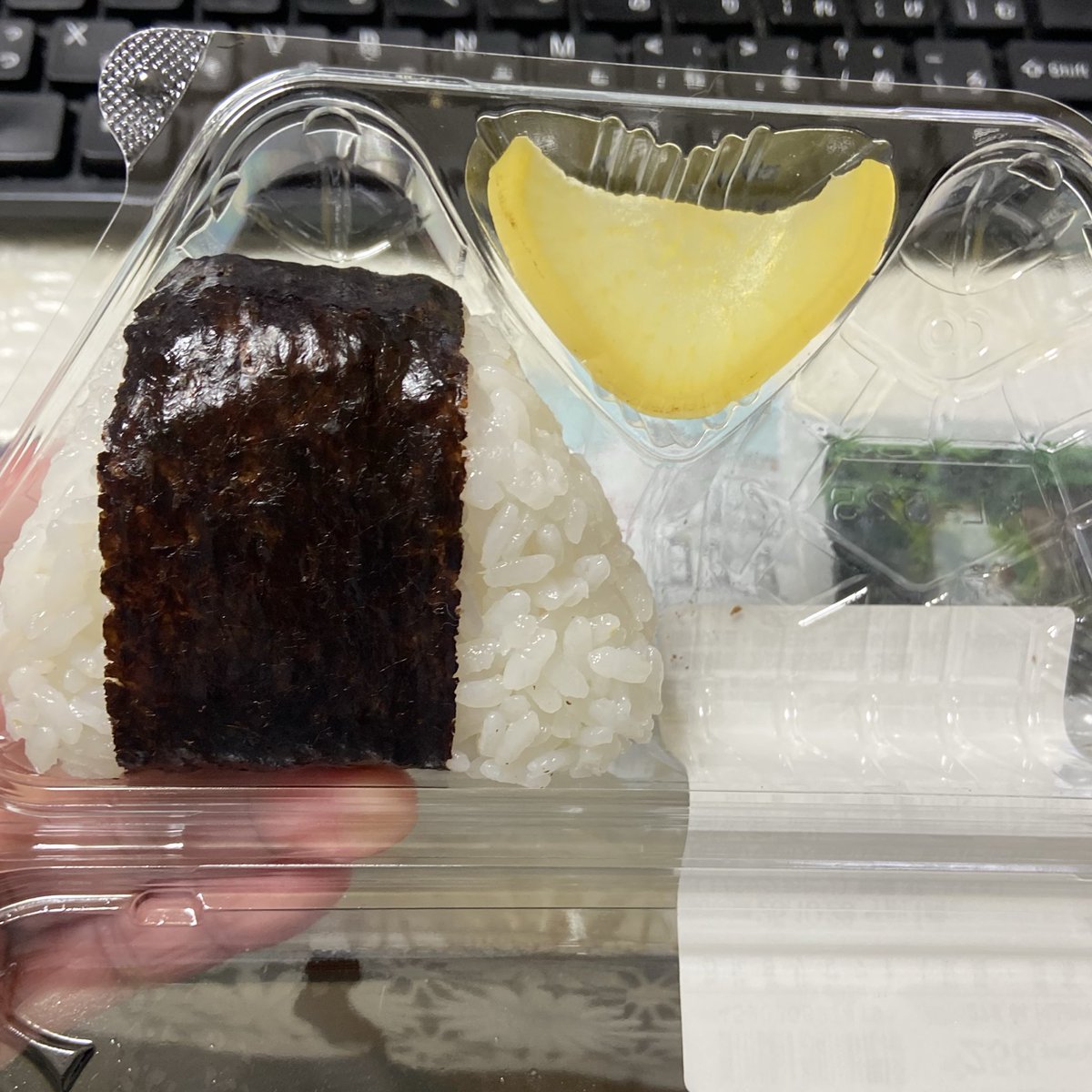 いつも食べ終えてから思い出すやつ
今日は1個食べたところで気がついた（笑）
 #OnigiriAction