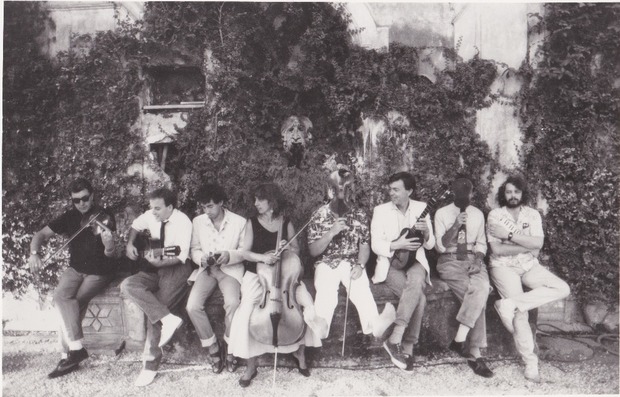 【Penguin Cafe Orchestra /Union Cafe】
サイモン・ジェフス没後20周年にErased Tapesから再発されたペンギン・カフェ・オーケストラの1993年の名作！ライナーノーツの日本語訳とボーナストラックとしてサイモン・ジェフスによるソロ・ピアノ作のDLコード収録。
⇒ morerecords.jp/?pid=124613564