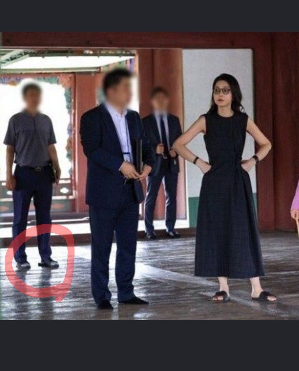 다른 직원들도 슬리퍼 신고 있는 모습
슬리퍼를 쓰레빠, 라는 자극적 용어로 선동
-좌파애들이 할줄 아는건 선동과 조작뿐입니다. 중세시대 마녀사냥 같은 것이죠. 본질은 없고 악마화 하는게 공산주의 수법입니다. 
이렇게 선동이 쉽습니다. 아마도 최순실 300조도 이렇게 믿은 것이겠지만 😆