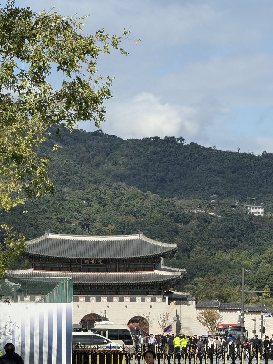 솔콘 소식에 기뻐서 규현하러옴 우후후 . .