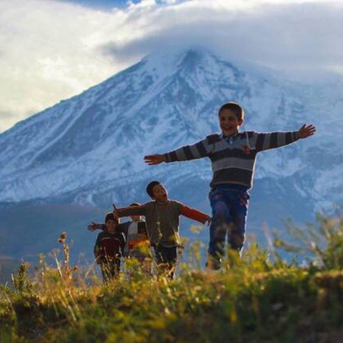 قد يڪون لنا في ❣️قلوب ❣️
البعض رڪن صغير، وقد يڪون لنا حجرة با أڪملها، وقد يڪون لنا القلب كله .. هكذا هى ❣️القلوب❣️مقامات ولڪل قلب مقام في قلب مـا ..!                                                                  ❣️صباح جميل للقلوب القريبة من قلوبنا🌹