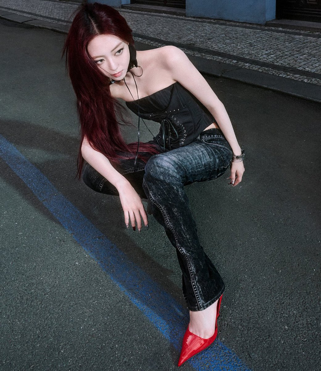 shinyunabase's tweet image. Yuna revealed on Bubble that ITZY’s upcoming album doesn’t match the cute concept at all, saying :

🐰: it’s actually strong… super strong!

#YUNA #유나