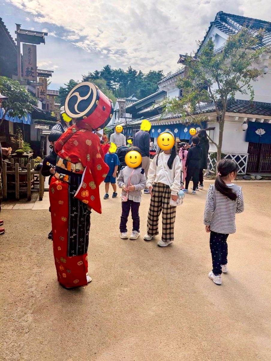 お江戸のハロウィン #妖怪ワンダーランド　妖怪増し増しの特別日、大江戸妖怪祭りは楽しんで頂けたでしょうか。特別プログラムの妖怪演芸にええじゃないかの大騒ぎ、次は25.26日ですよ。
じゃんけん勝負で＼おかしをよこさにゃあやかすぞ！／
jidaimura.com/edomura-yokai-…

#江戸ワンダーランド日光江戸村