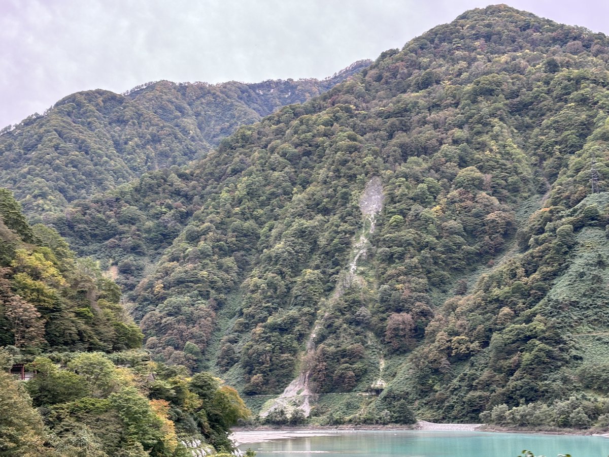 torokkodensya's tweet image. 今日の黒部峡谷🌟
山頂など一部分で少しずつ色付き始めています⛰️
トロッコに乗ってのんびりと鉄道旅を楽しみませんか?😌

#黒部峡谷トロッコ電車 #黒部峡谷鉄道 #鉄道旅 #秋旅 #富山観光 #富山旅行 #宇奈月温泉 #toyama