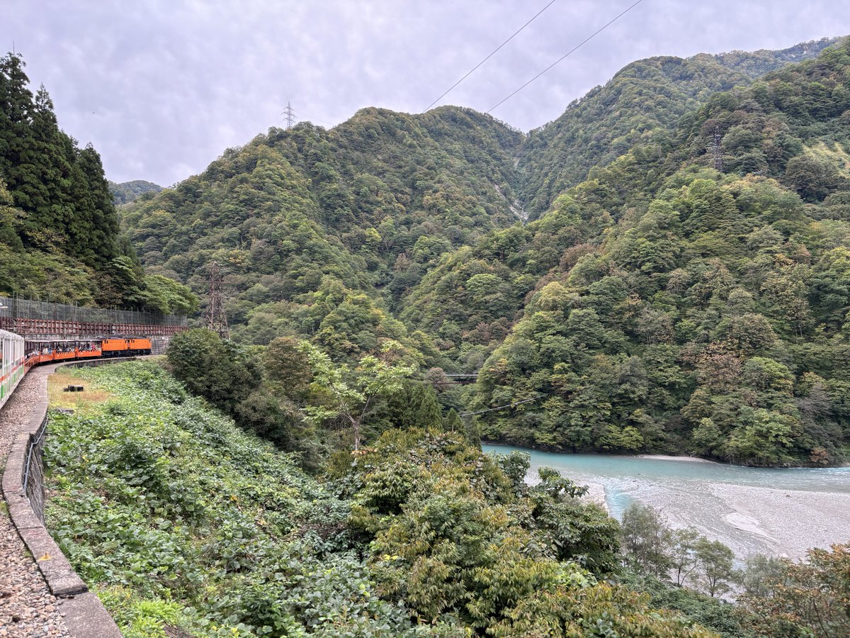 torokkodensya's tweet image. 今日の黒部峡谷🌟
山頂など一部分で少しずつ色付き始めています⛰️
トロッコに乗ってのんびりと鉄道旅を楽しみませんか?😌

#黒部峡谷トロッコ電車 #黒部峡谷鉄道 #鉄道旅 #秋旅 #富山観光 #富山旅行 #宇奈月温泉 #toyama