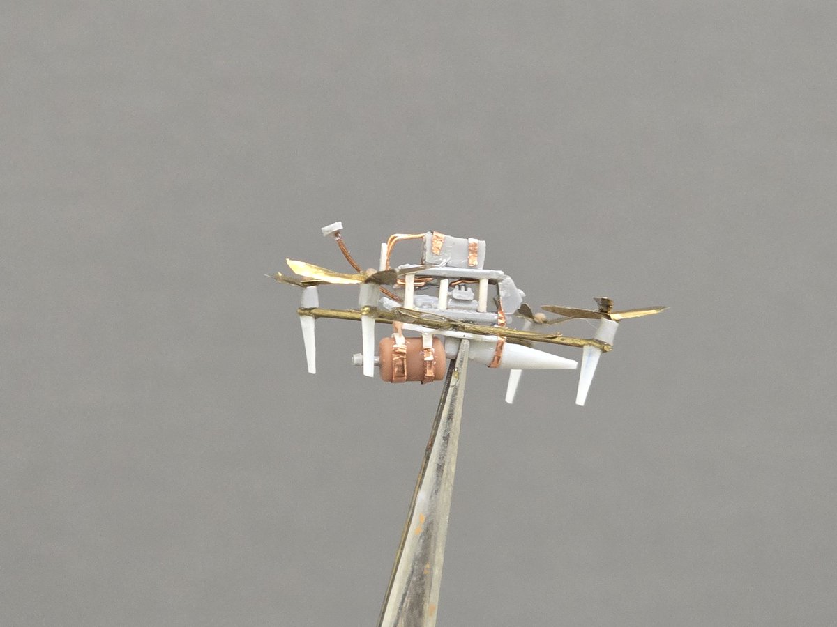 JasonHsiao20's tweet image. 1/35 Kamikaze FPV Drone — fully scratch-built, no aftermarket parts.
Handmade frame, wiring, and propellers.
Carries RPG-7 warhead with optical guidance and anti-jamming setup.
#ScaleModel #Scratchbuild #FPVdrone