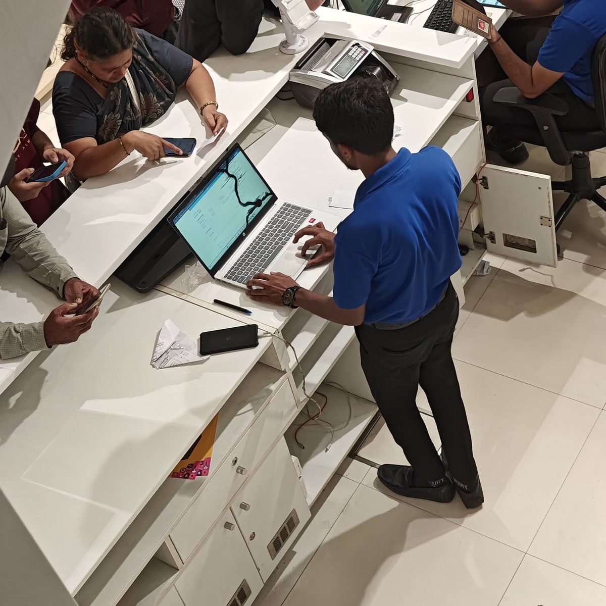 Loop_and_lift's tweet image. Saw a man working in Croma today, using a laptop with a broken screen.
Croma ..the store that sells laptops.
Just think about it.
Your employee is selling new laptops while struggling on a broken one.
That cracked screen can hurt the eyes over time.
It’s not a big thing for a…