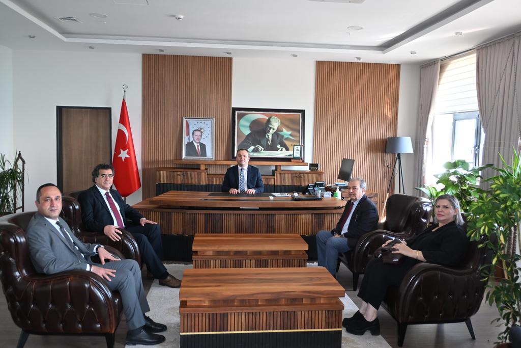 Tarım ve Orman Bakanlığı Adana İl Koordinatörleri Yüksel ŞAHİN ve Ramazan BÜLBÜL ile Adana İl Tarım ve Orman Müdürlüğünde Şube Müdürü Birsen ERGÜN Kaymakamımız Sayın Yakup PAPAKER'i Makamında ziyaret ettiler.