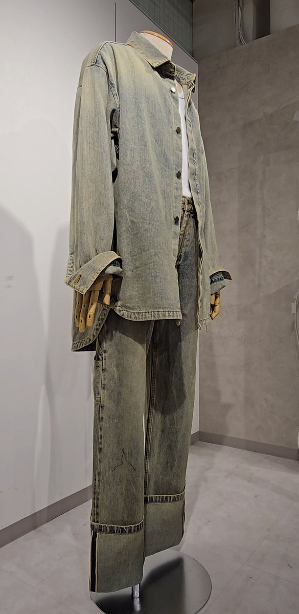 渋谷MODI POP UP STORE
上下の衣装展示をスマホ撮影するコツ
カメラのレンズを上下逆さにして撮るとスラッとした高身長のジェジュンがそこにいるようで萌えます🤭💕💕ｷｬ-

#ジェジュン
#jaejoong
#REVERIE_JAPAN