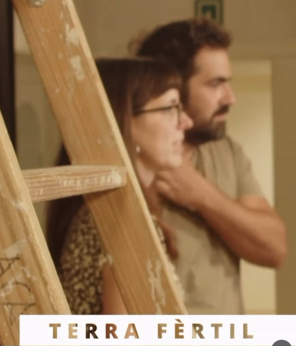 BibliotecaVicPB's tweet photo. Versons en construcció. Els protagonistes expliquen un dels dos espectacles que es presentaran a la propera edició d'"Amb veu pròpia": "Terra fèrtil" a càrrec de Marta Coll I Xevi Ariza. @bibliotequesXBM @vic_cultura #quefemalesbiblios #magradallegir #Versons @bibliotequescat https://t.co/6AA85Nqk20