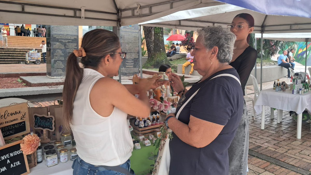 💪✨ 30 emprendedores víctimas del conflicto armado participaron en la feria #SembradoresDePaz en Villavicencio 🌿🤝.
Un espacio apoyado por la @alcaldiadevillavicencio y el <a href="/SENAComunica/">SENA</a> para impulsar sus proyectos, fortalecer sus sueños y construir oportunidades de vida.