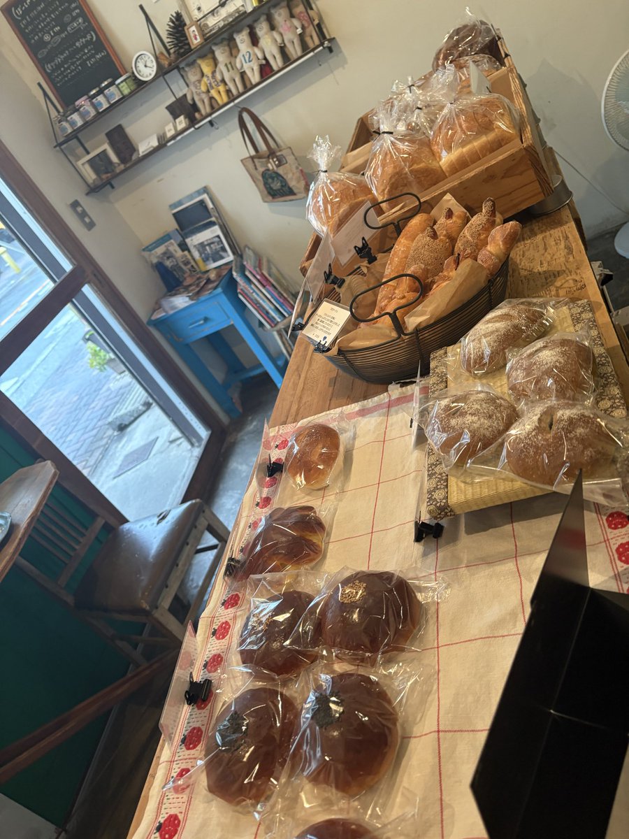 【1時半のdodo】

雨も続いてかなり冷えますね

ただいまの時間まだパンございます
米粉のペイザン、ノアエレザン
オートミール

エピ、ソシソン、フロマージュ

特に食パン沢山ございます

どうぞよろしくお願いします！