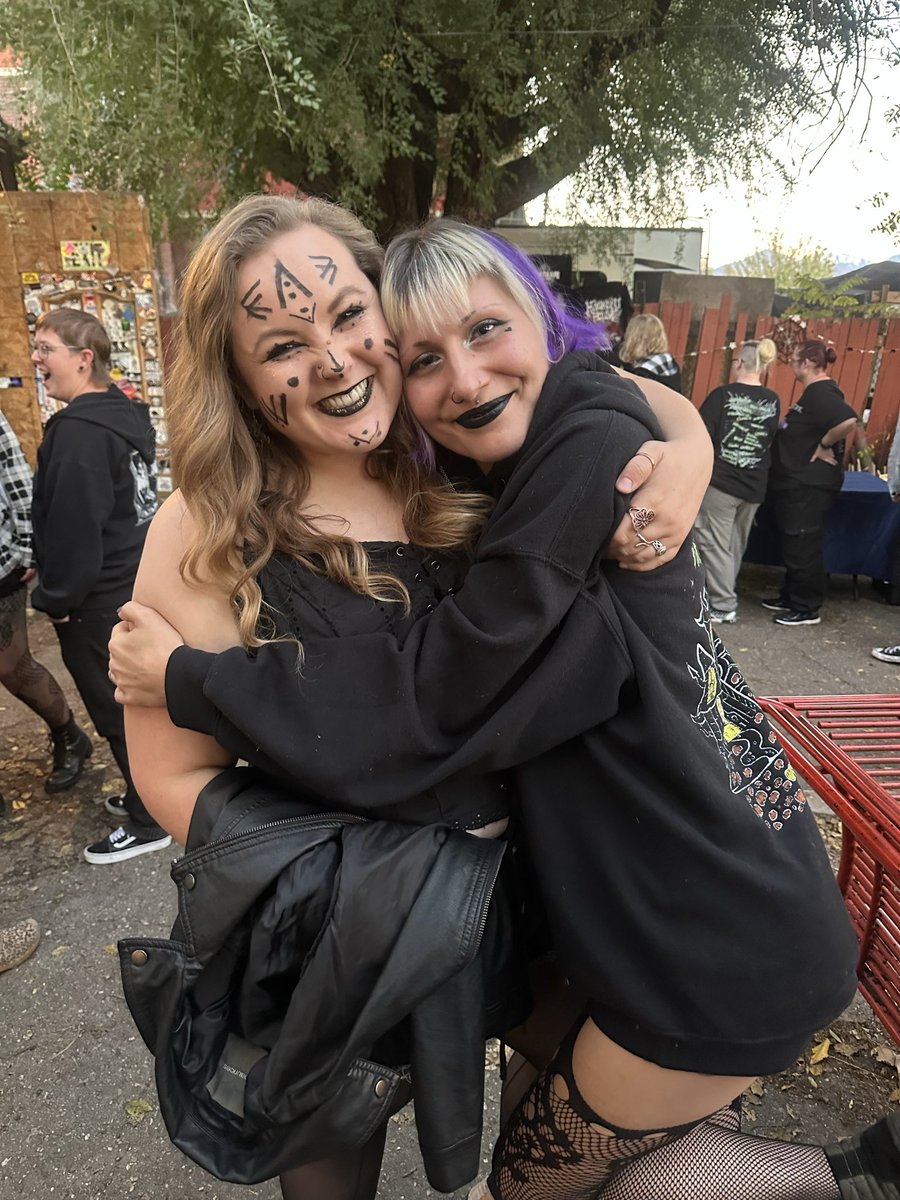 snugglecooked's tweet photo. ♡ 3 years since I got to see gasp and kam and man was it perfect, and I got to cross some more artists i’ve been dying to see off my list ♡ https://t.co/TlBdcU7jXy
