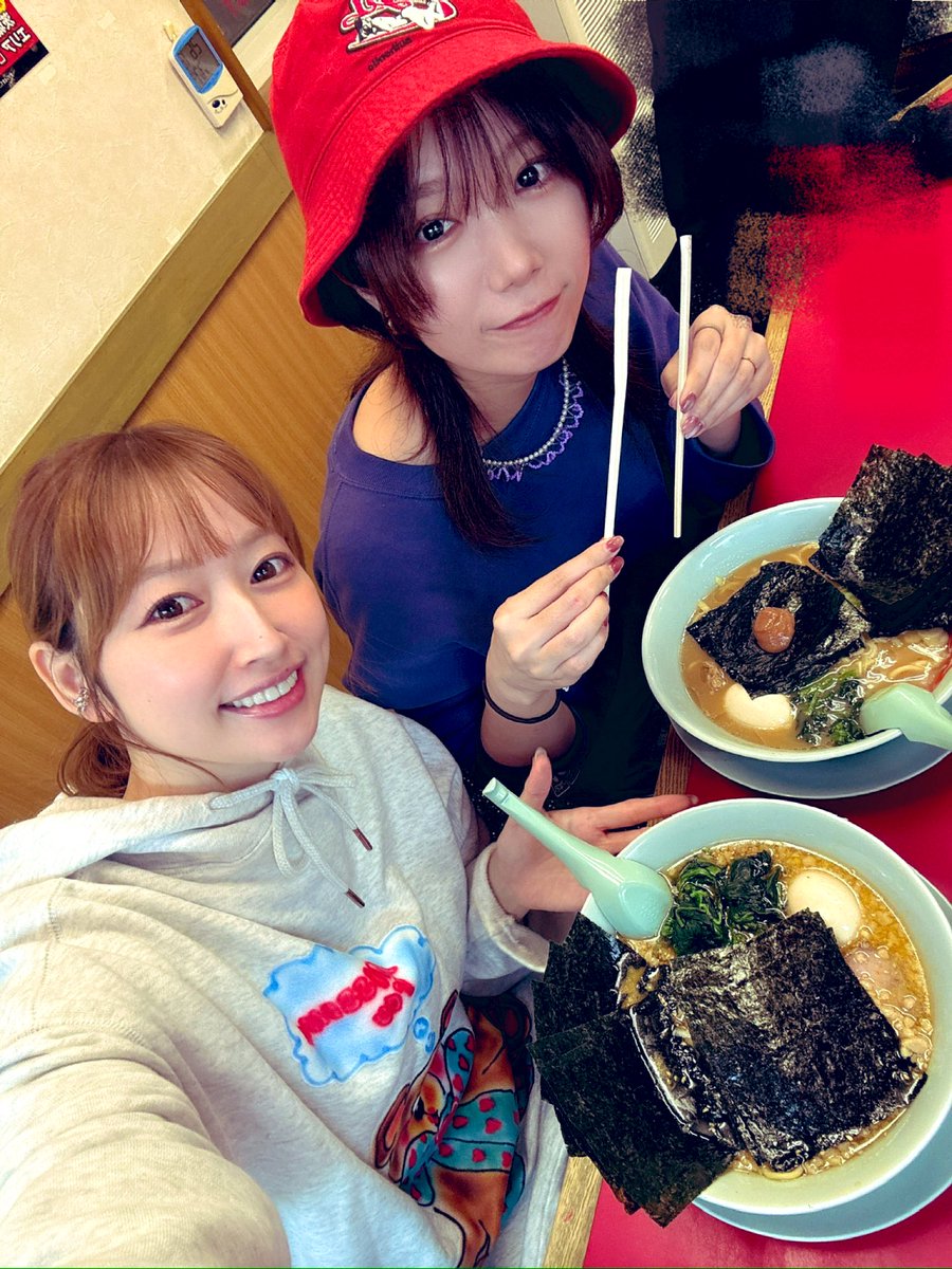 こんにちは！
先日、山岡家 牛久店に行きました！1号店🍜
いつもの4人で✨✨
牛久店はカウンターだけだから2:2に分かれて！
#山岡家
