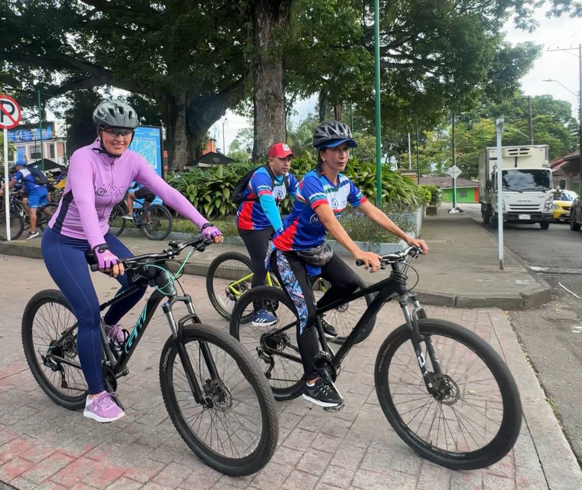 🚴‍♀️🌎 ¡Villavicencio pedaleó por el planeta! 💚
Más de 300 personas participaron en el ciclo paseo del #DíaSinCarroYSinMoto 🚲🌿, recorriendo 4 km en una jornada llena de deporte, salud y conciencia ambiental. 🙌
#MovilidadSostenible #VillavicencioActiva #IMDER #DeporteYVida