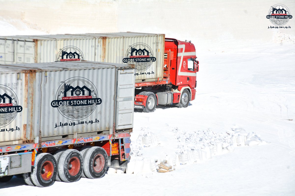 في جلوب ستون هيلز... نؤمن بأن الجودة تبدأ من المصدر
لذلك نستخرج أنقى خامات كربونات الكالسيوم (CaCO₃) من محاجرنا لتكون الأساس في صناعات لا تنتهي 📷

ماذا نصنع بكربونات الكالسيوم عالية الجودة؟
في البناء: تزيد من قوة ومتانة الخرسانة ومواد التشطيب
في الدهانات: تمنح اللمعان والتغطية