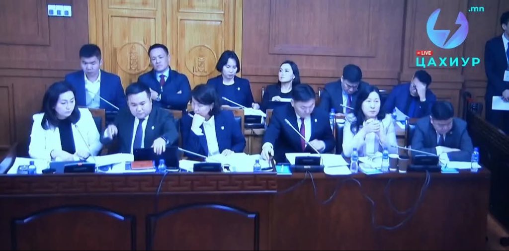 ХУЛГАЙТАЙ тэмцье гэвэл МАН намтай тэмц гээд саяхан хэлж байлаа 🤣🤣🤣 Тэгсэн одоо ХУЛГАЙЧУУДДТАЙГАА нийлцэн ХУЛГАЙЧАА өмөөрөөд сууж байна 🤣🤣 <a href="/Nomt7/">Н.Н.Номтойбаяр</a>  тавьлан юмдаа 😅