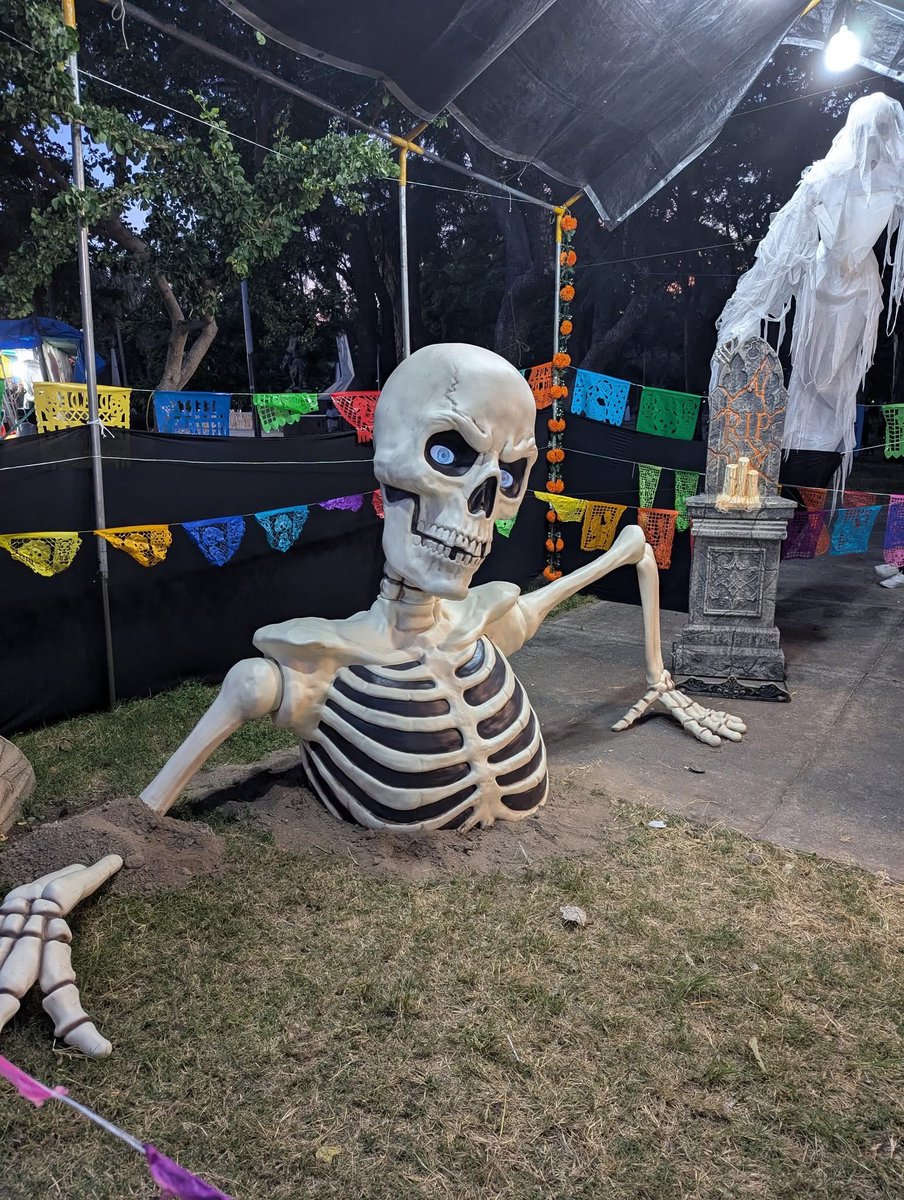 GdlTiempo's tweet photo. ¿Ya fuiste a la #feriadelcartonydiademuertos en el #parquemorelos? https://t.co/8NvCSpI1c3
