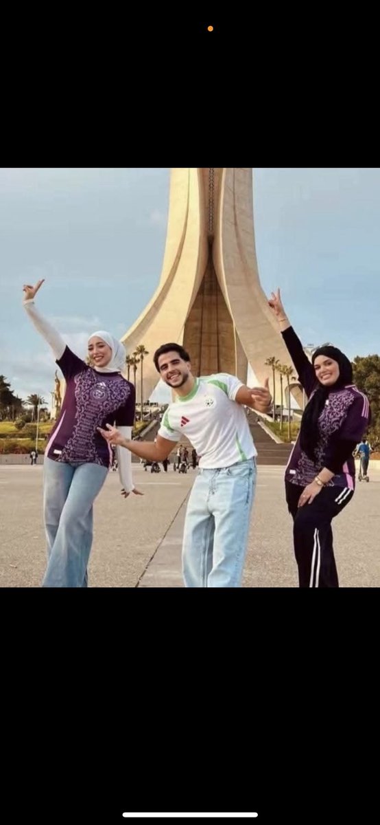 السوريين يفتحون طريق السياحة في الجزائر على طريقتهم الخاصة.

شكرا سوريا 🇸🇾🤭🤭🤣