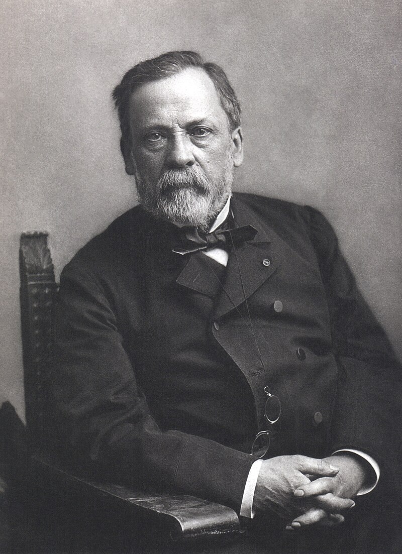 StefanoGafa's tweet image. Bem-vindo a #Hexatombe, Louis Pasteur!

Louis Pasteur é considerado um dos fundadores da microbiologia. Entre seus feitos mais notáveis está a redução da mortalidade e a criação da primeira vacina contra a raiva (vacina antirrábica). 

Ele participou de Quarentena como Dr. Milk.
