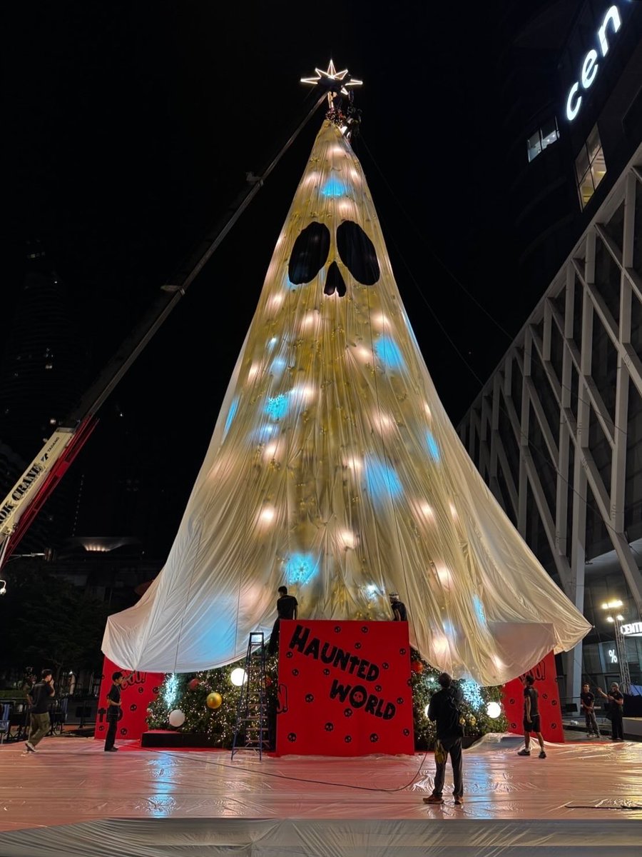 เมื่อคืนเกิดเหตุการณ์ระทึกขวัญ 😱 เมื่อ Spooky Boo 👻 ทำการเข้าสิงต้นคริสต์มาสยักษ์หน้าเซ็นทรัลเวิลด์ เพื่อเตรียมฉลองเทศกาลฮาโลวีนกับทุกคนในปีนี้เป็นครั้งแรก 🎃 น้องก็คือดูตื่นเต้นสุดๆ 😆

#CTWHauntedWorld #centralwOrld #Halloween