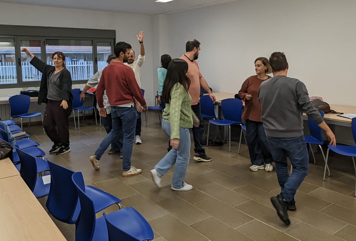 CFIE_Avila's tweet image. En el @CFIE_Avila, se perciben mucha ilusión y muchas ganas por formarse y compartir en la constitución del seminario “Nuevo repertorio vocal para el aula de música” del Plan de Equipo de Profesores de Música de nuestra provincia. @educacyl #formacionCyL