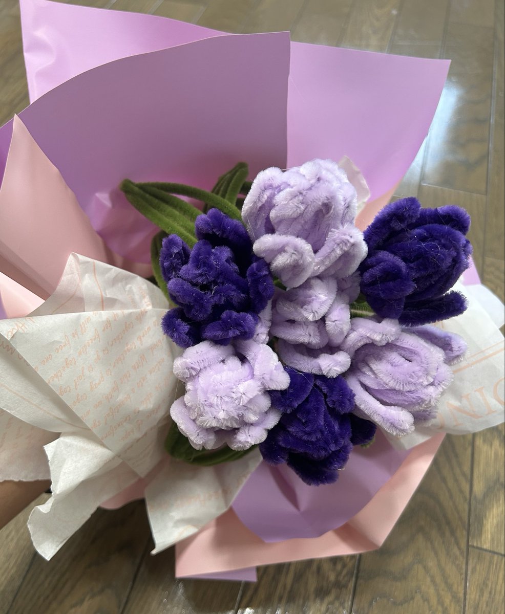 仲良しのおばあちゃんが入院して退屈だと言うので。
大人の塗り絵と手芸モールのキットを送ろうと買ったけど。
モールはグルーガンが必要＆作り方がQRから動画になってたので送らず💧
試験終わったら…と思ってたけど、娘が一日がかりで作ってくれた🌷(私は不器用)
次会う時持って行こ🎶
 #使い切り