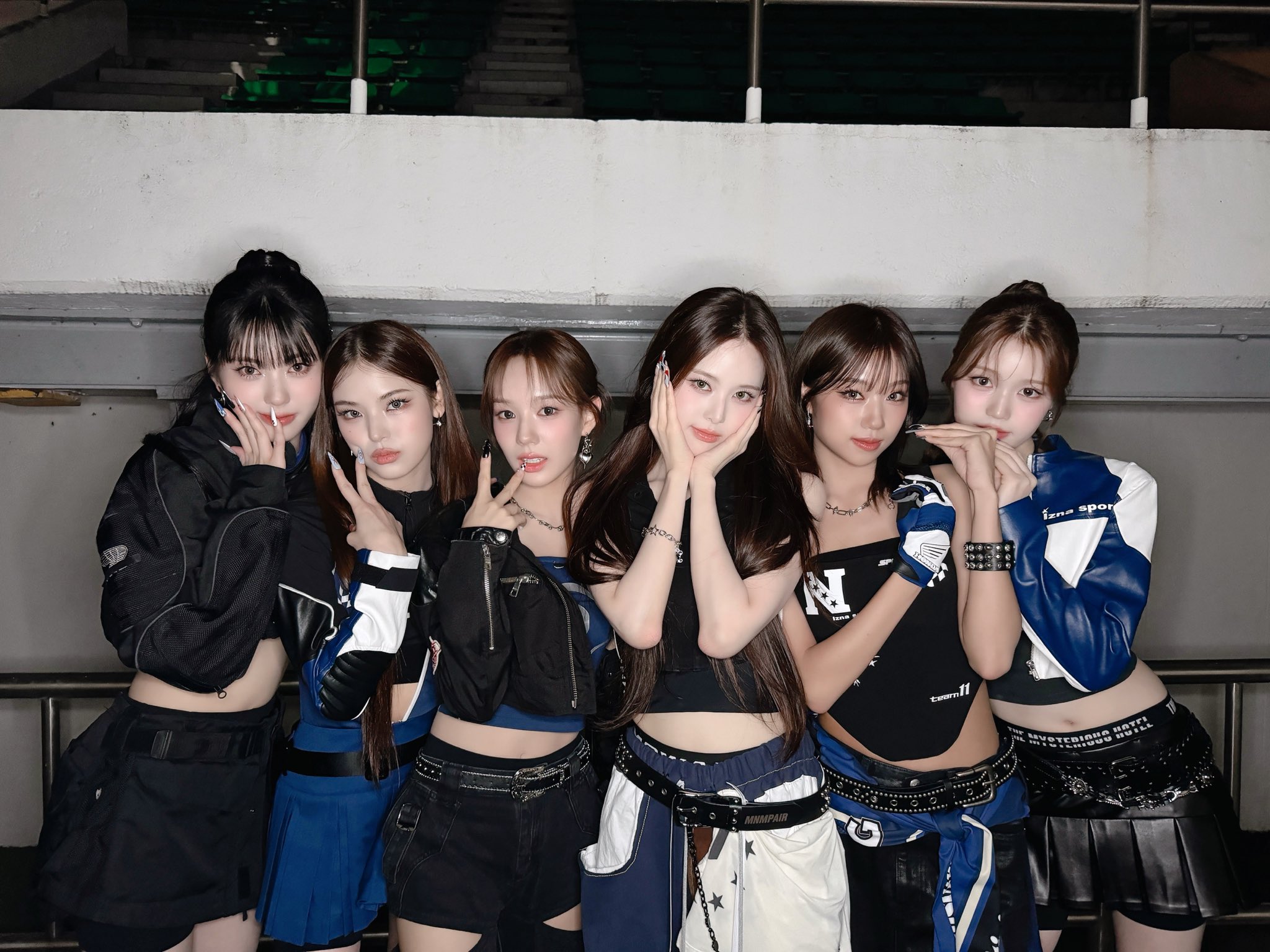 izna まとめ売り Amazon.co.jp: izna N/a 1st Mini Album with Tracking Sealed