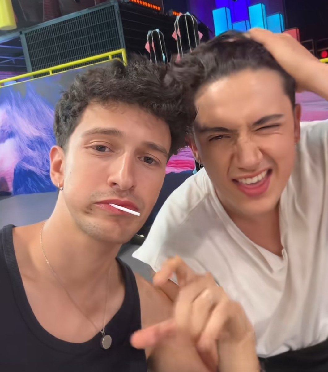 launrrs's tweet photo. HYBE te vas arrepentir toda tu vida de no hacerlo debutar a IANNIS y PABLO. https://t.co/qojO9DeeMP