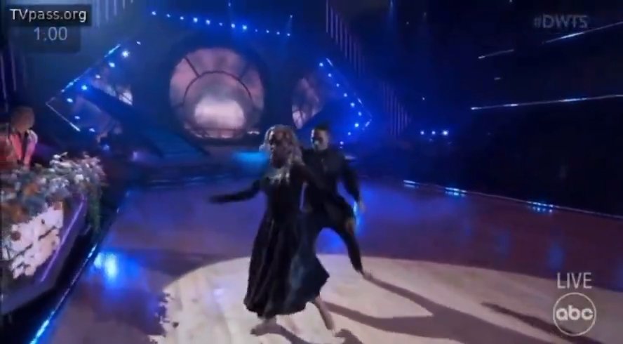 emey20252025's tweet photo. Elaine Hendrix just defied gravity on #DWTS! 🌟 Her stunning “Wicked Night” performance with Alan Bersten lit up the ballroom — elegance, power, and pure Broadway magic. Fans call it her best dance yet! 💚✨ 
https://t.co/haEmQn95xh
#ElaineHendrix #AlanBersten #DWTS https://t.co/THb9fPJqxl
