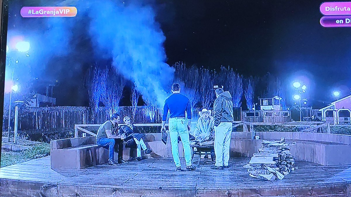 Cómo? El mentado #Jawy está de inútil con el fuego. Si no es por #QuiqueMayagoitia que está dándole al atice del fuego... Si el error fue de jawi... Debería estar nominado #LaGranjaVIPMX