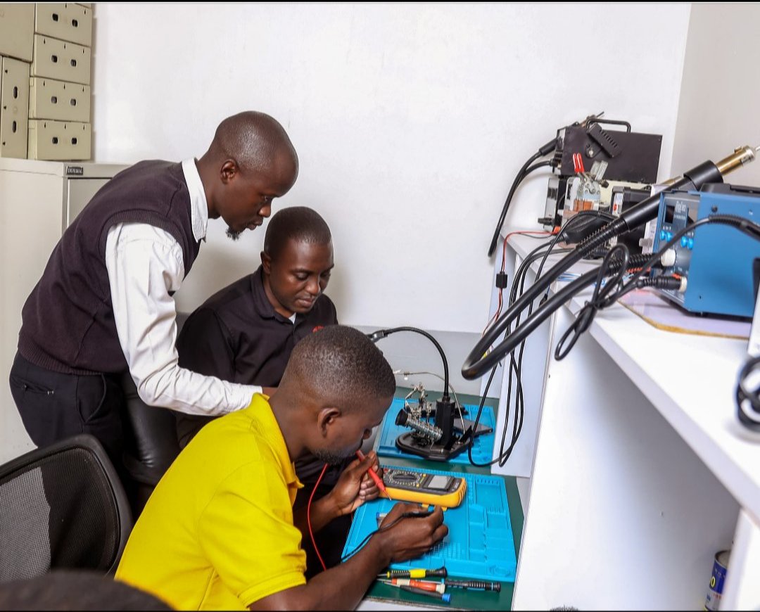 PhoneDoctorsU's tweet image. Come learn with us. Get trained in Mobile Phone Repair and servicing. Use the acquired skills to start your own repair shop and earn a living. WhatsApp/Call: 0753363054 for more information.
#SkillingYouth #DeviceSupport #MobilePhoneRepair #getskilled #youthempowerment