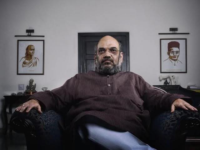 2010 मे अमित शाह को एक फेक एनकाउंटर मे गुजरात से तड़ीपार किया गया था, उस समय सोनिया गाँधी खुश थी चर्चा मे थी कि इंदिरा गाँधी से भी बड़ी लोह महिला बनेगी दूसरा मुलायम सिंह यादव खुश था और बड़े बड़े बयान दे रहा था।

लेकिन बस चार साल मे दोनों की खी खी दूर होनी थी, अमित शाह दिल्ली आये
