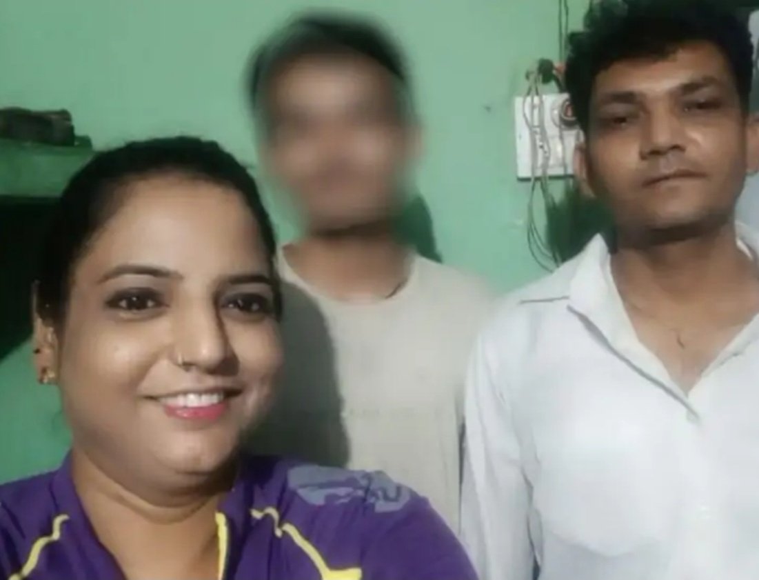 मुरादाबाद, भजन गायक की पत्नी जिहादी के संपर्क में आकर पढ़ने लगी नमाज़, 3 बच्चों को लेकर प्रेमी के साथ भागी, कहा-डंके की चोट पर इस्लाम अपनाउंगी।
*मोदी सरकार द्वारा बनाये गए BNS के अनुसार विवाहित हिन्दू महिला का मुस्लिम प्रेमी के साथ रहना उसका अधिकार है अपराध नहीं।