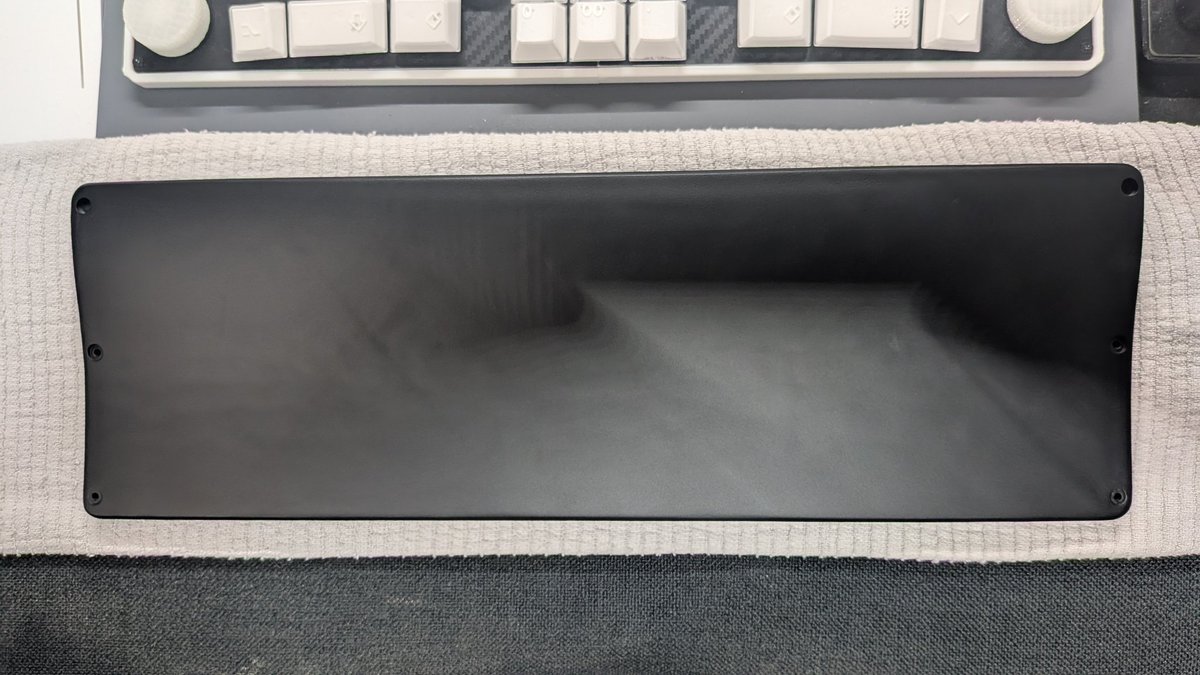 ケース来た。
塗装なかなか良いかも。
既製品感ある。
でも、やはりこの薄さのレジンは反ってしまう。