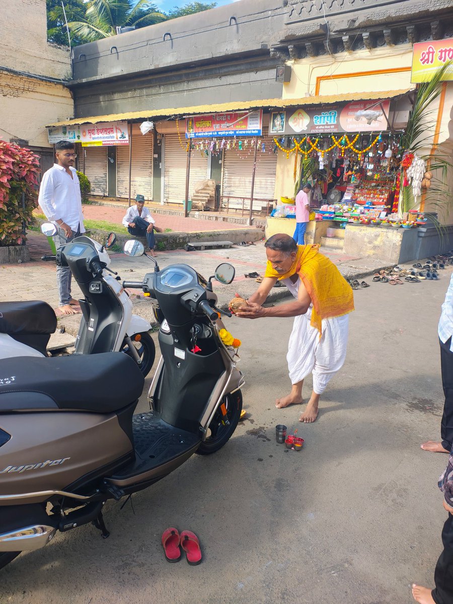 21prnv's tweet image. Bought the new scooty today for didi.
We are winning boys 🚀🚀