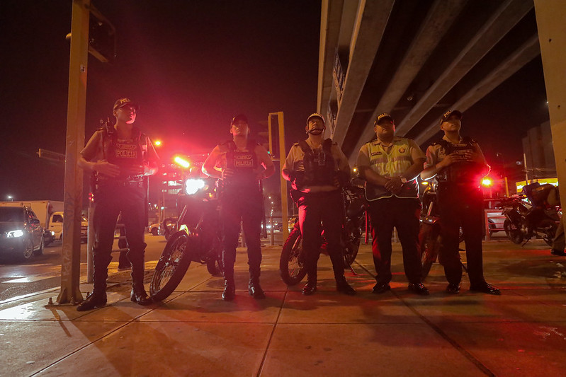 PoliciaPeru's tweet image. ¡Plan “Destello” en marcha! 🚨
Damos inicio a las operaciones policiales en Lima y Callao, con nuestras unidades desplegadas y circulinas encendidas, marcando el comienzo de una nueva ofensiva contra la delincuencia.
 La @PoliciaPeru está en las calles, protegiendo al Perú. 🇵🇪👮‍♂️…