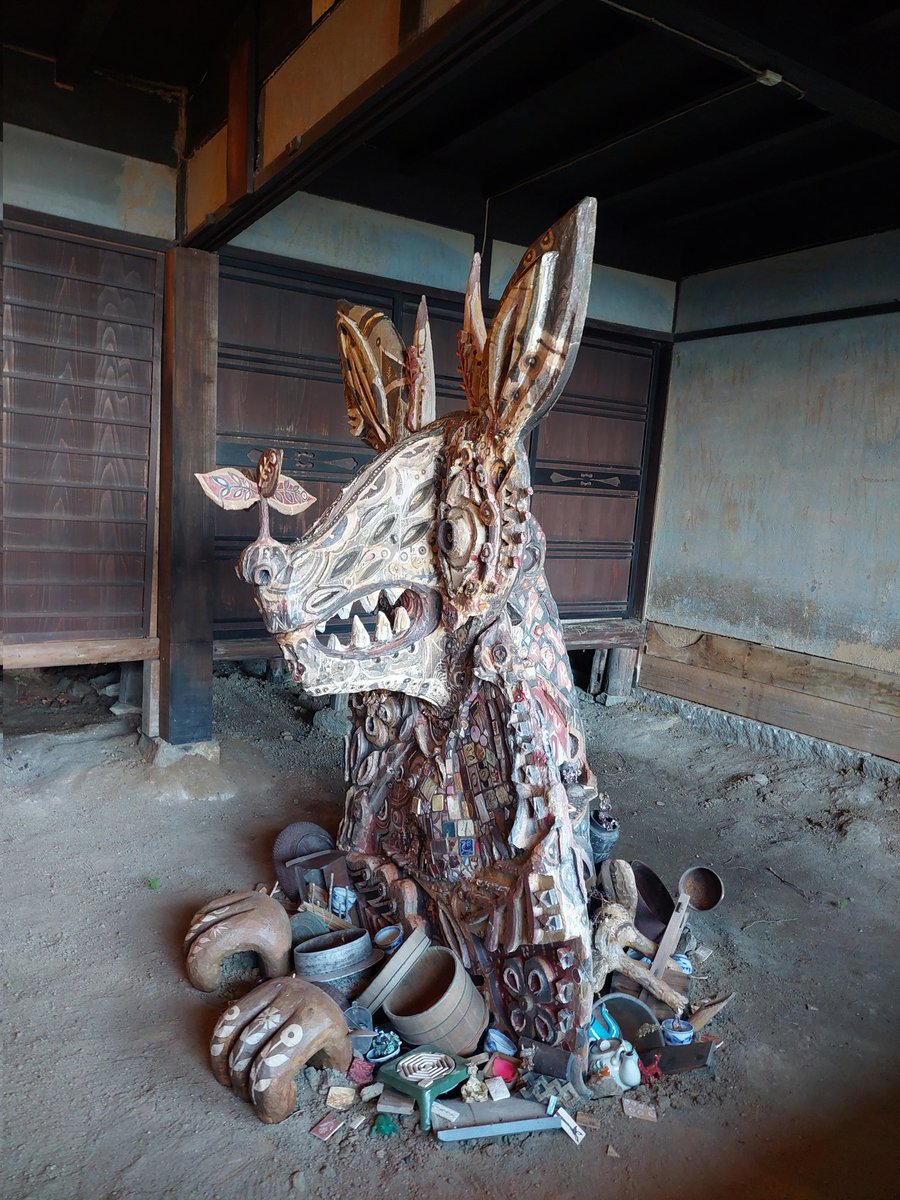 【#高見島 新作紹介丨#淺井裕介 】#瀬戸内国際芸術祭2025
淺井裕介
≪ 高見島アートトレイル≫土ヲ喰ム／星屑の子どもたち

土ヲ喰ム
突如廃屋に現れる土色の獣。見る角度によって見え方の異なる立体作品の性質を活かして、微笑んでいるようにも怒っているようにも見えます。