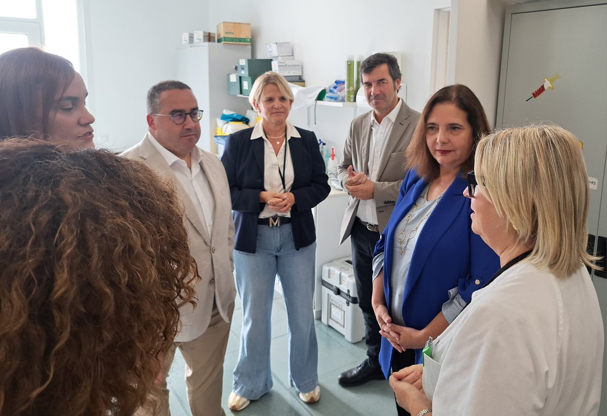 🏥 La consellera de Salut, <a href="/manuelaG_Romero/">Manuela Garcia Romero</a>, continua les visites als centres de salut de les Illes Balears. 
👨‍⚕️ Aquest dimecres s’ha reunit amb la direcció del Centre de Salut Ferreries per conèixer de primera mà la situació dels professionals i dels usuaris.