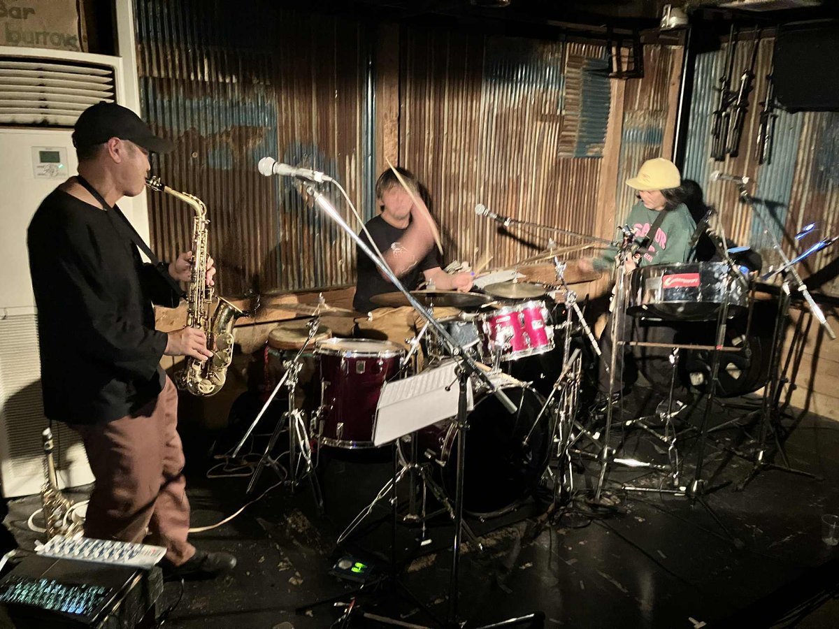 オータコージ × MC.Sirafu ×加藤雄一郎

めちゃくちゃ良いライブをした記憶があります。音も映像もないのだけど確かめなくでわかる時ってたまにある。