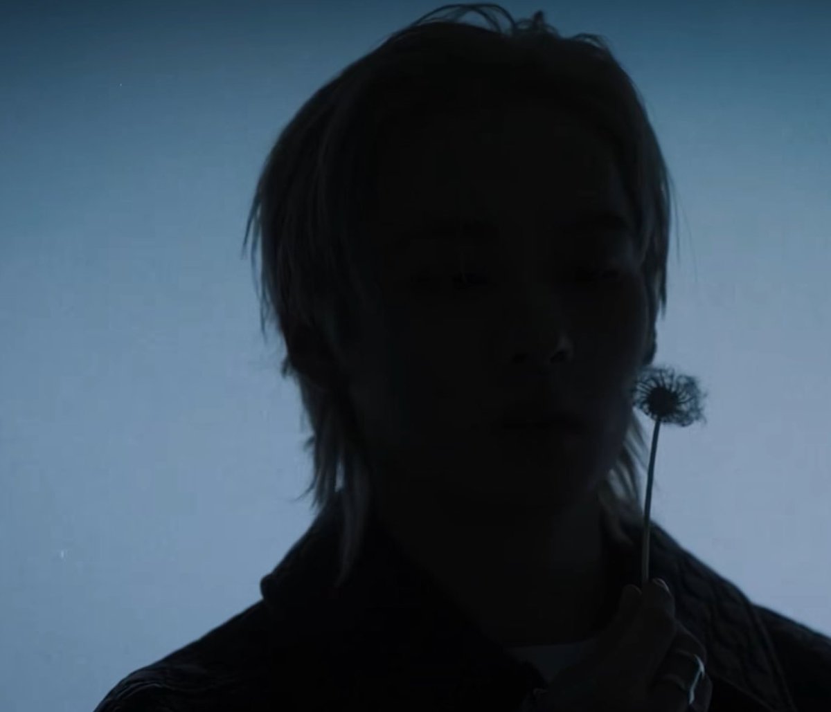 boddaramjeez's tweet image. u guys dont know what this means to me do u even know what minho holding a dandelion means to me