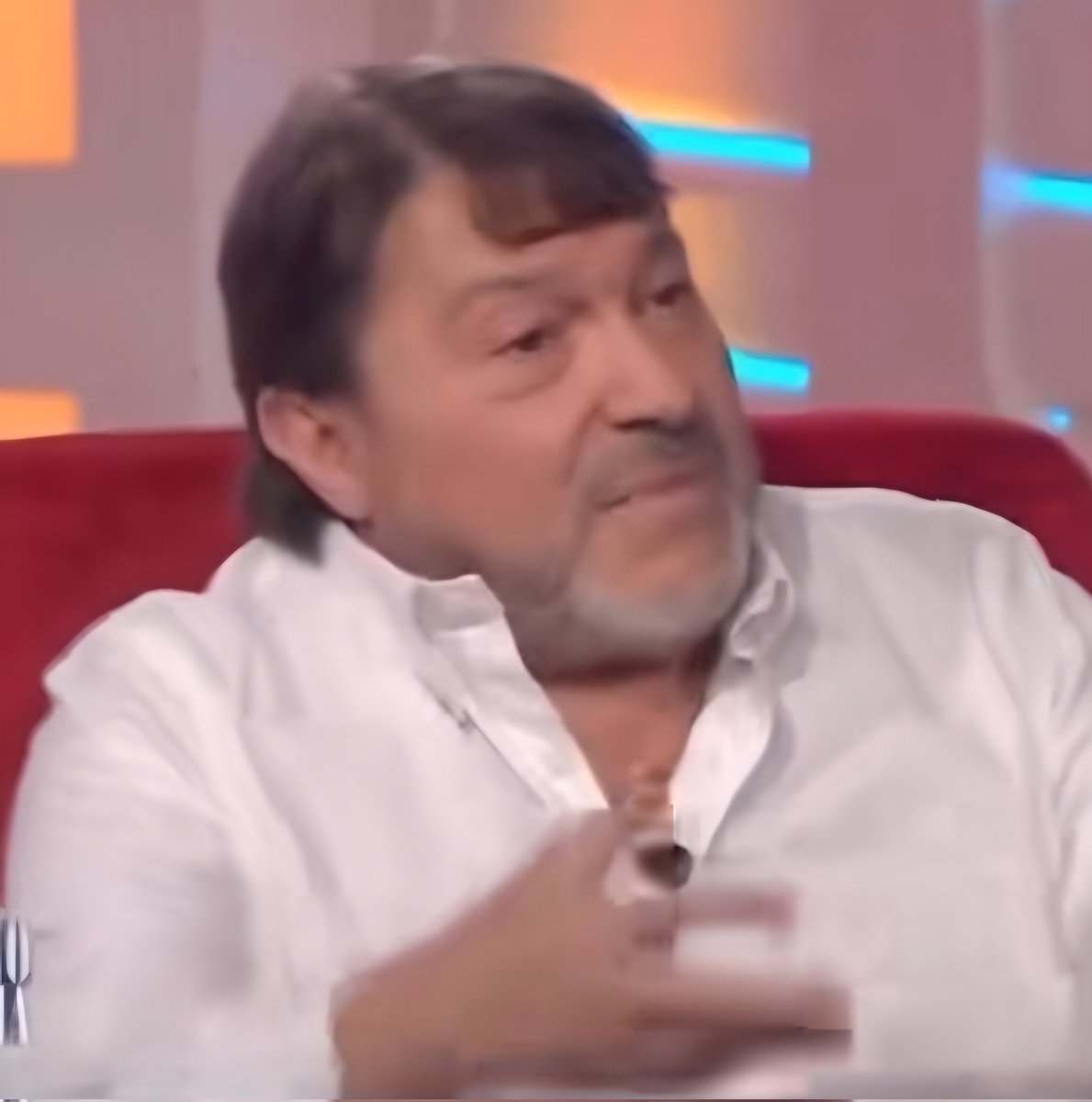 8gattotto's tweet image. ...e se il vero motivo fosse questa frangetta?
#Bomba