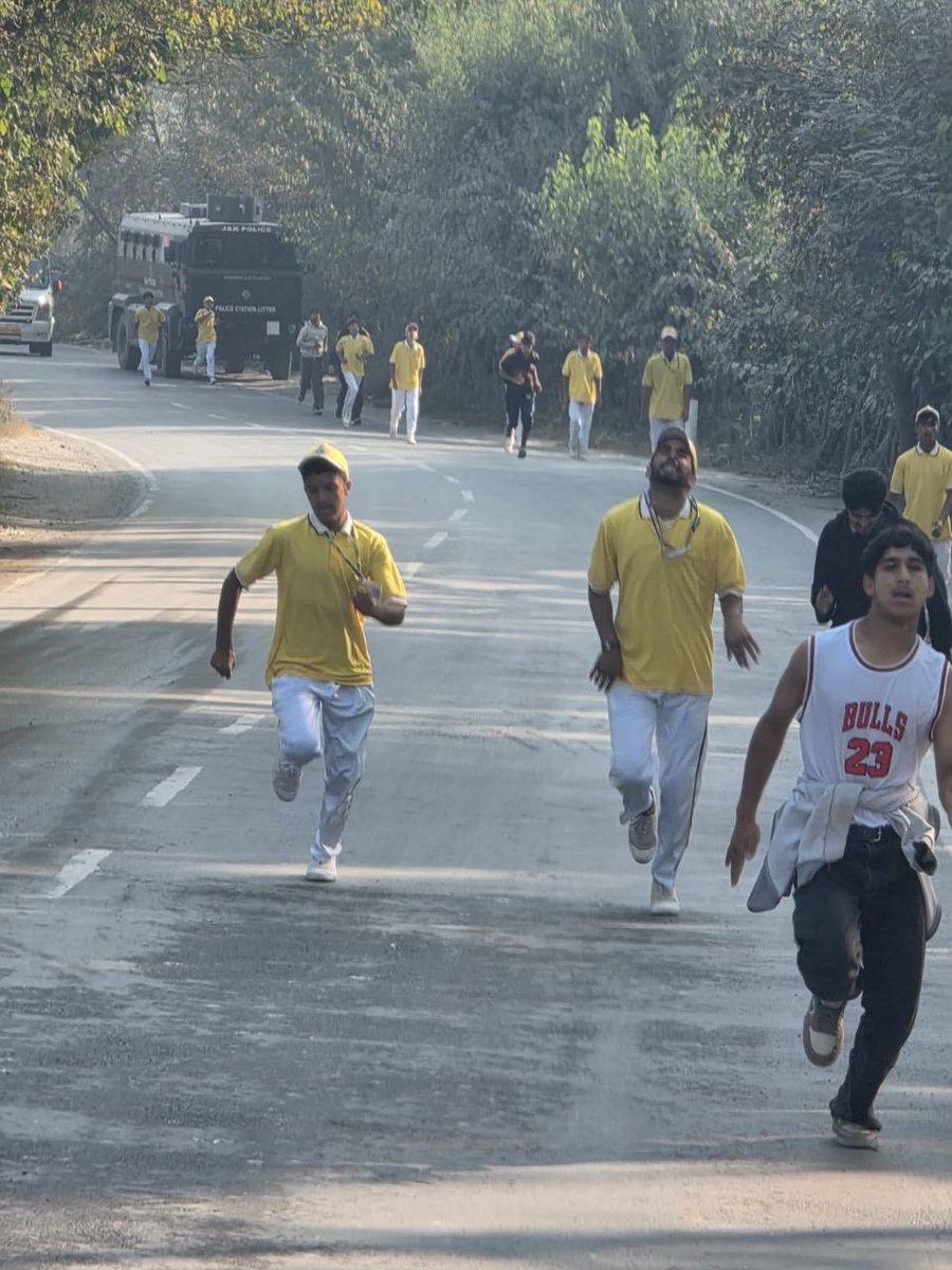 ddnewsSrinagar's tweet image. Pulwama Police organized &quot;Run for Unity&quot; events across the district to celebrate Rashtriya Ekta Diwas &amp;amp; promote unity! Women&apos;s Police Station Pul.&amp;amp; Police Station Litter organized runs with enthusiastic participation from students. #RunForUnity #PulwamaPolice #RashtriyaEktaDiwas