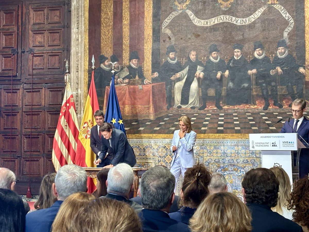Acompañando al que ha sido nuestro decano, Carlos Orts, en la firma del acuerdo por la Vivienda de la Genralitat Valenciana.