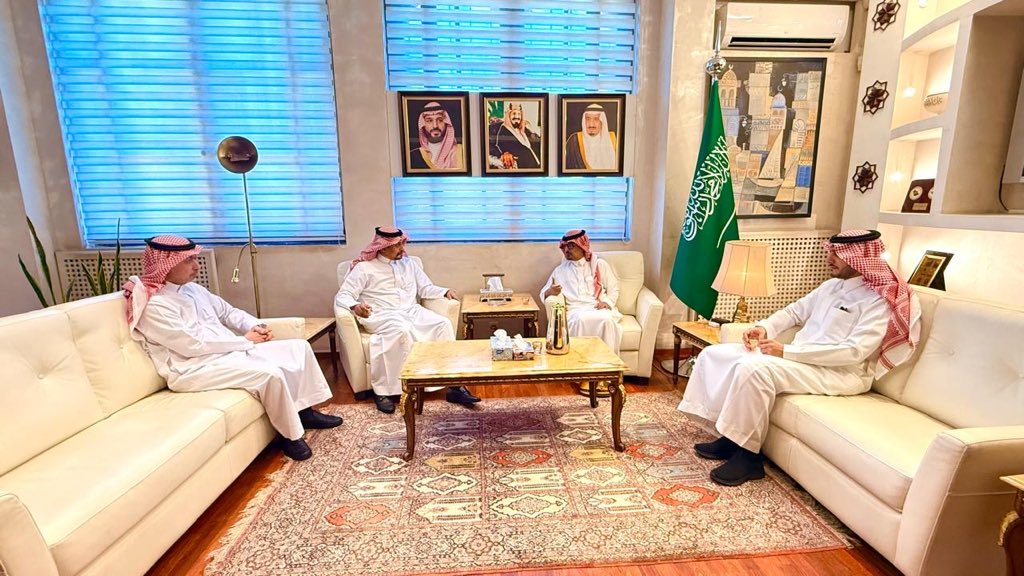 إستقبل سفير #خادم_الحرمين_الشريفين د. عبدالله بن ناصر البصيري <a href="/bussairy_/">عبدالله بن ناصر البصيري</a> سعادة الدكتور/ حسن بن محسن خرمي وكيل وزارة التعليم لشؤون التعليم العام والوفد المرافق والذي يقوم بزيارة إلى الجزائر الشقيقة.
 و جرى خلال اللقاء تبادل الأحاديث الودية و استعراض الموضوعات ذات الاهتمام المشترك.
