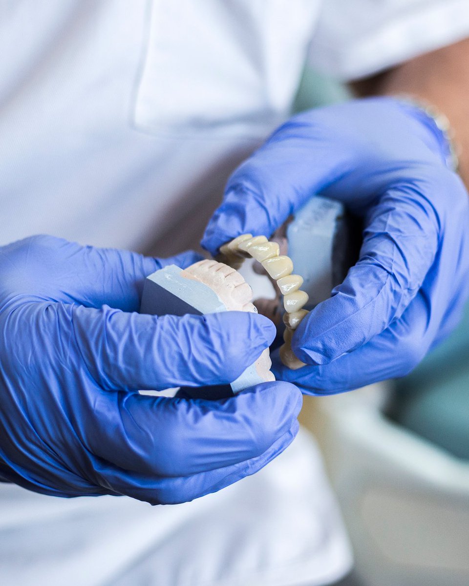🦷 Las prótesis dentales inteligentes llegan para quedarse: sensores + materiales avanzados = mejor adaptación y control de la salud oral.

La innovación transforma la sonrisa.

#Expodental