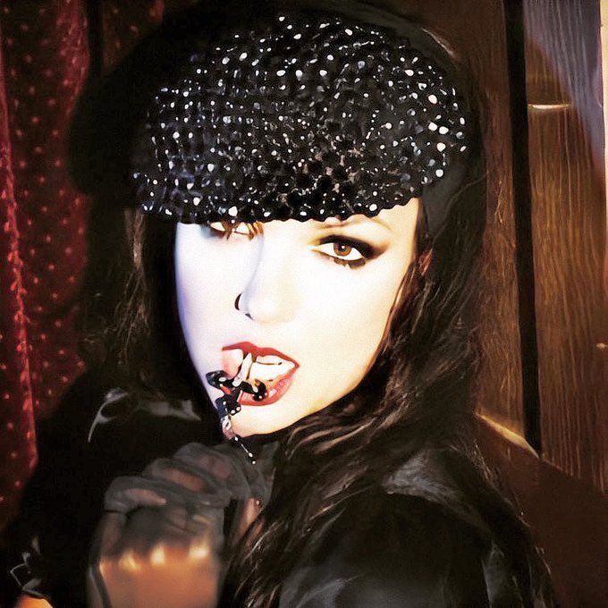 perry_charts's tweet image. Billboard changed their rules so that Katy Perry didn’t break Michael Jackson’s record
Billboard prevented “Blackout” by Britney Spears reaching #1 by changing the rules last minute
Billboard changed the rules of Hot 100 entry to remove “D With A Smile” by Gaga from the charts