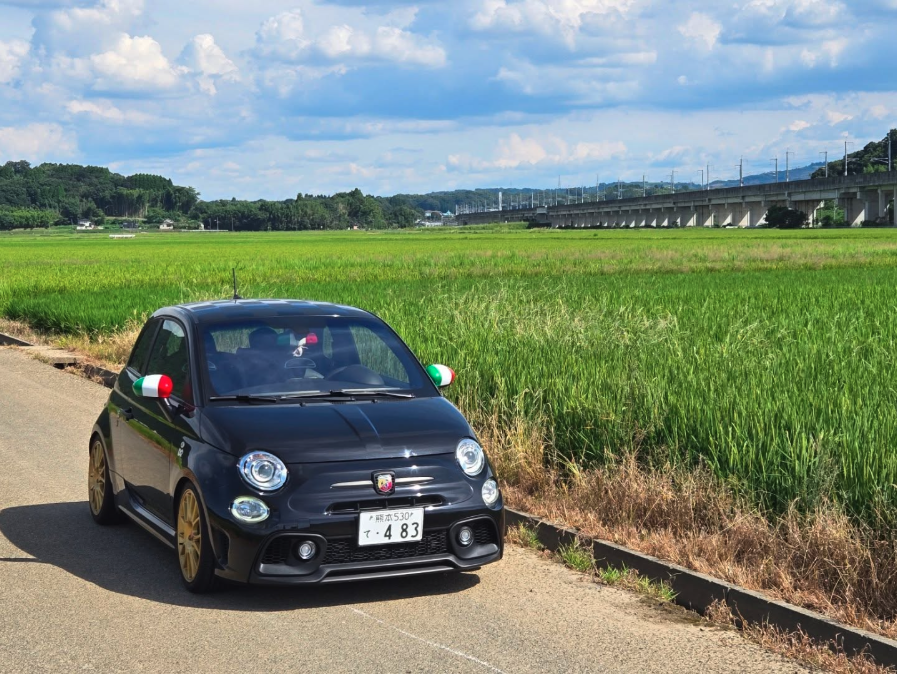 ABARTH_JAPAN's tweet photo. 青い空、緑の絨毯。黒いボディがさらに際立つ、この場所。

📸：@483gram by Instagram

#相棒アバルト の投稿ありがとうございました。 https://t.co/t5Si7ql7xM