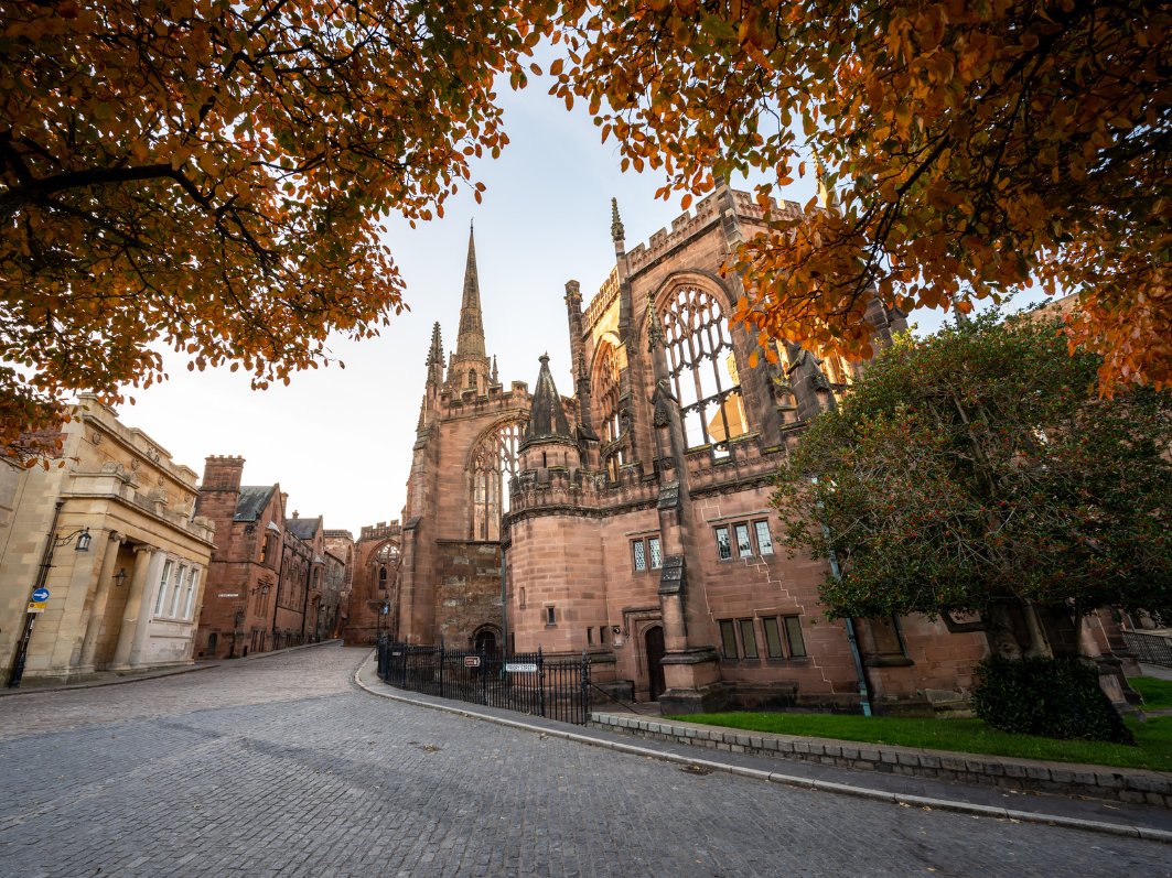 🍂 Half term is near, time to make memories! From dinos 🦕 to birds of prey 🦅, Coventry’s full of fun. Stay at Ramada Coventry: family rooms, tasty breakfasts, central location &amp; easy parking. Book now for an autumn to remember! 🍁

#OctoberHalfTerm